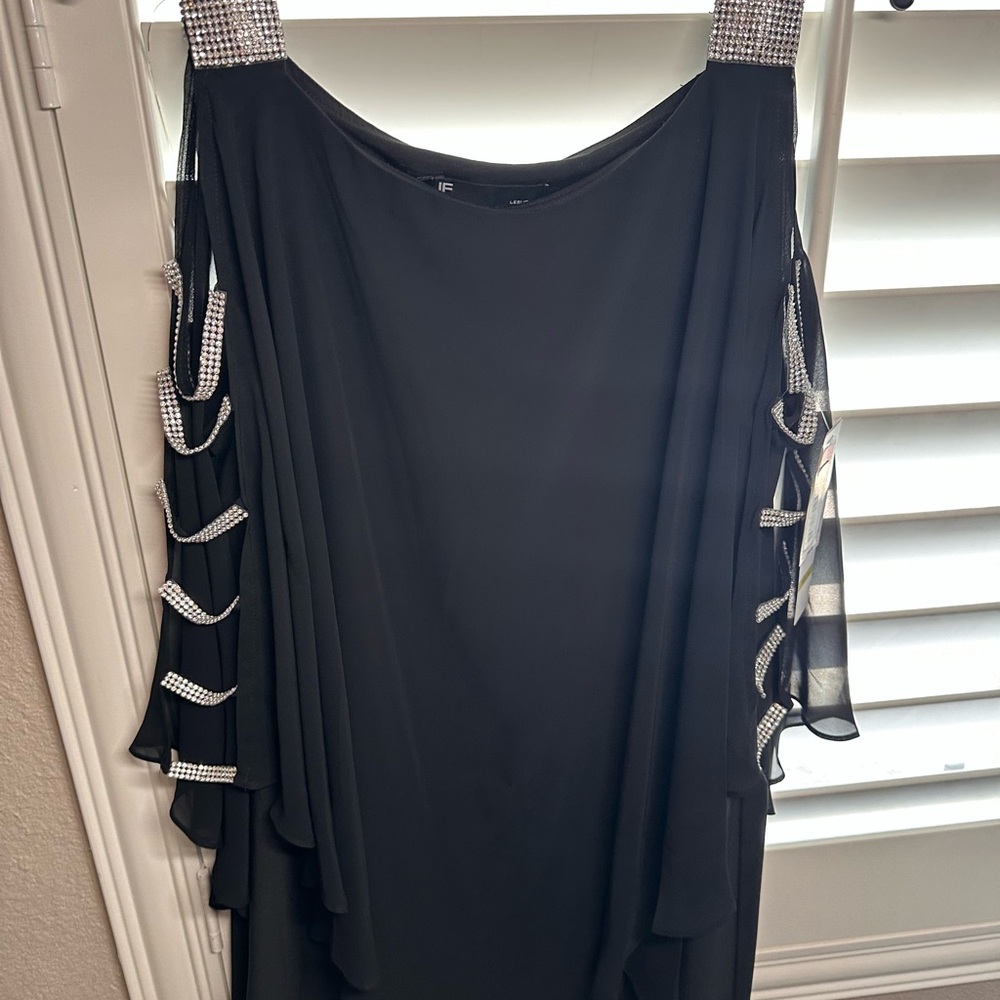 Beautiful dress - Picture 2 of 3